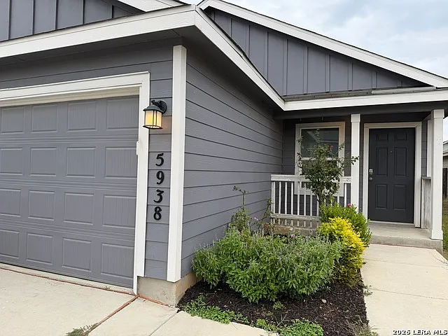 4 bed, 2.0 bath, 1627 sqft, $1,875 — Photo 2