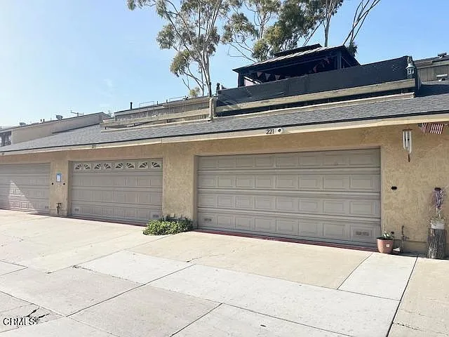 221 Rosewood St — Photo 2