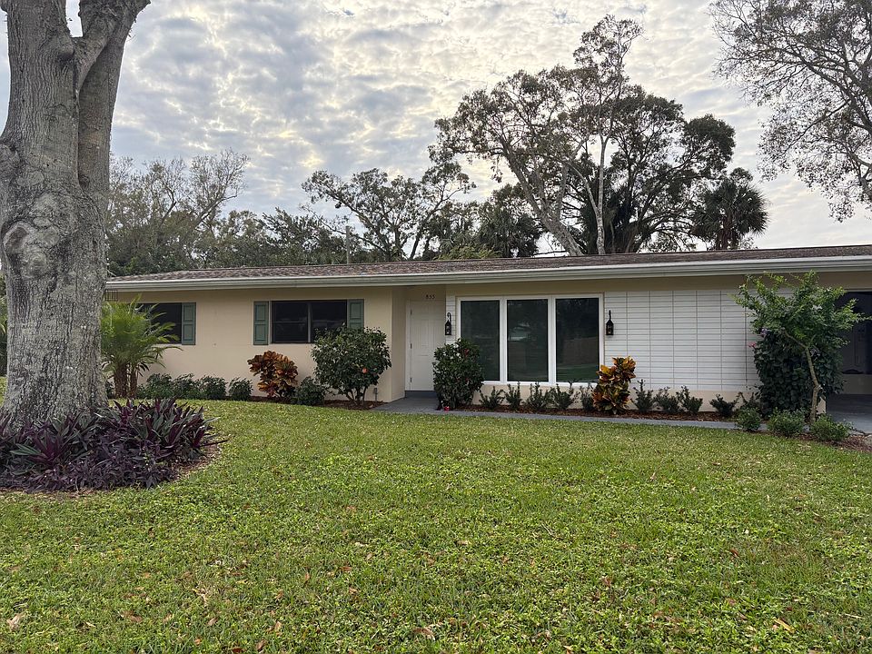 Front of house and front yard.