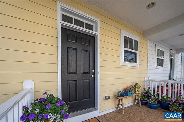 2427 Winthrop Dr — Photo 2