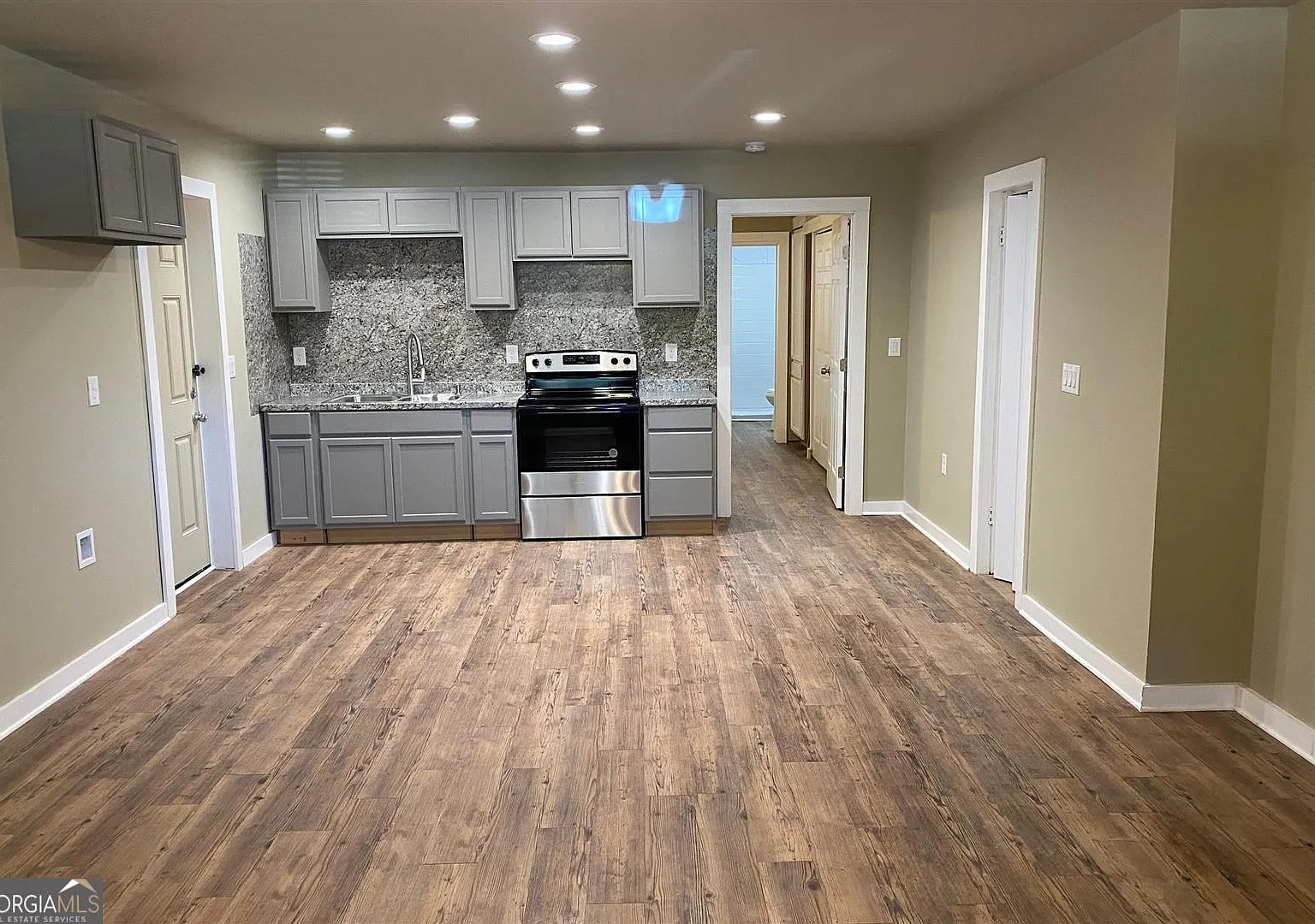1 bed, 1.0 bath, 662 sqft, $1,100 — Photo 2