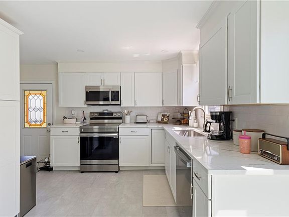 3rd image of 141 Woodward Ave