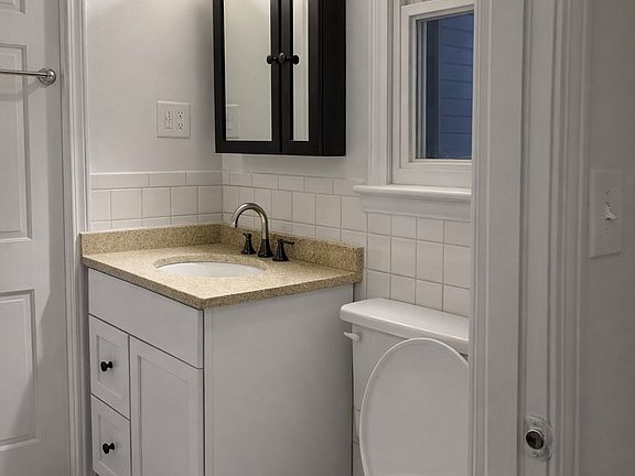 5th image of 186 Carl Ave #L