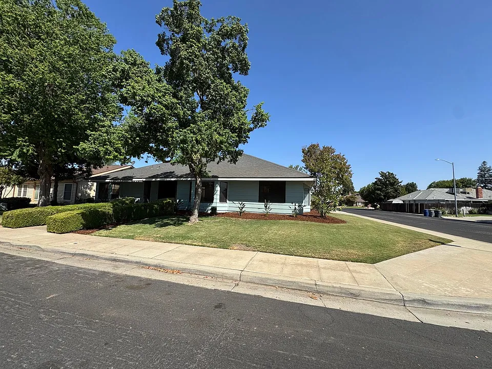657 W Escalon Ave