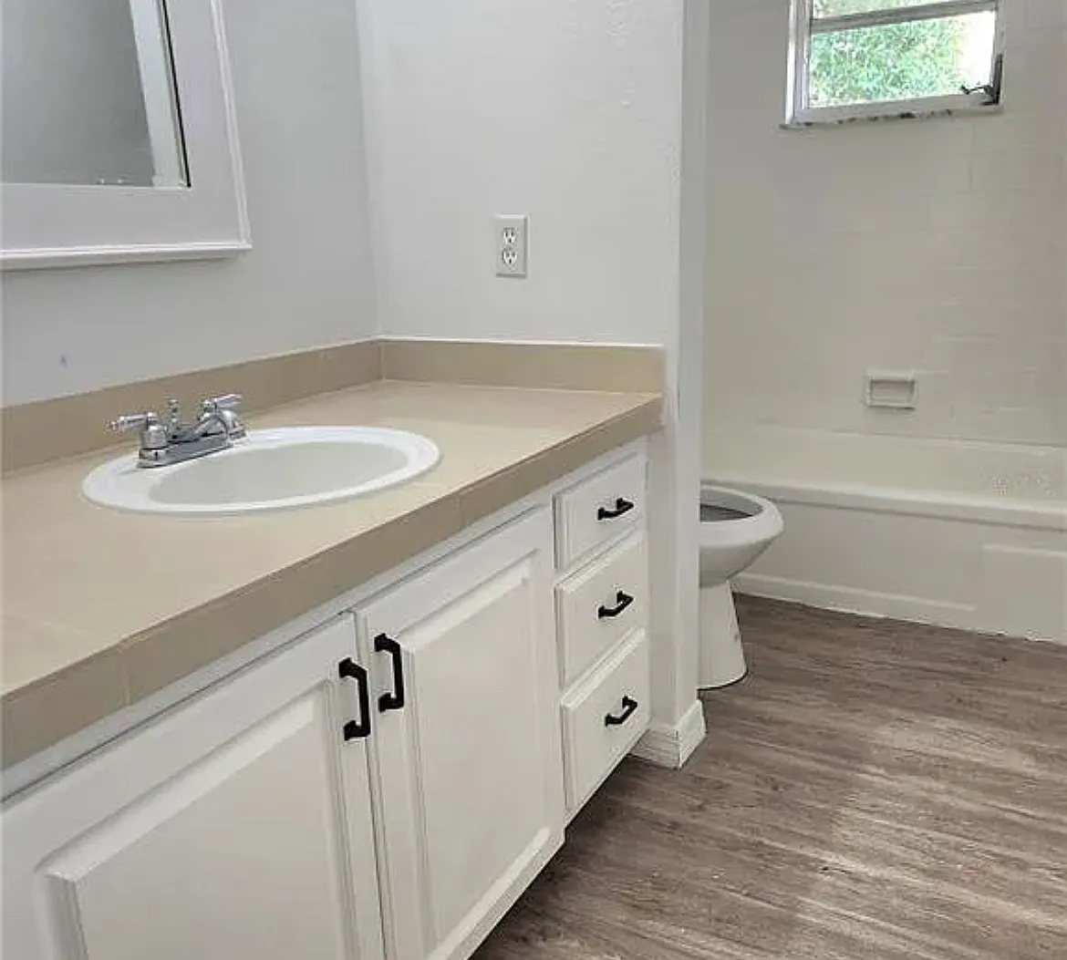 4 bed, 1988 sqft, $2,595 — Photo 4