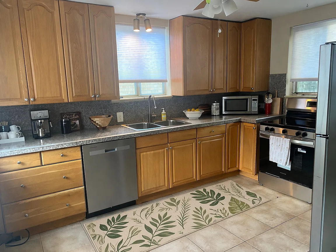 4 bed, 2400 sqft, $3,000 — Photo 2