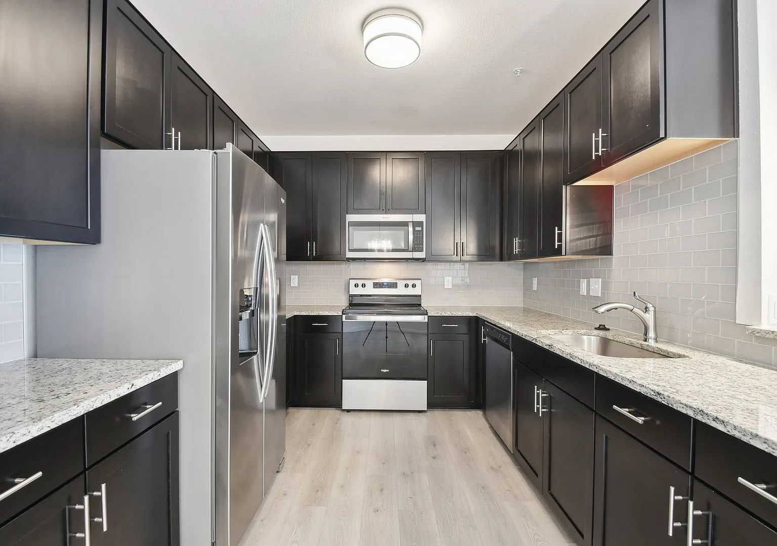 3 Bedroom Condo With A Garage! — Photo 4