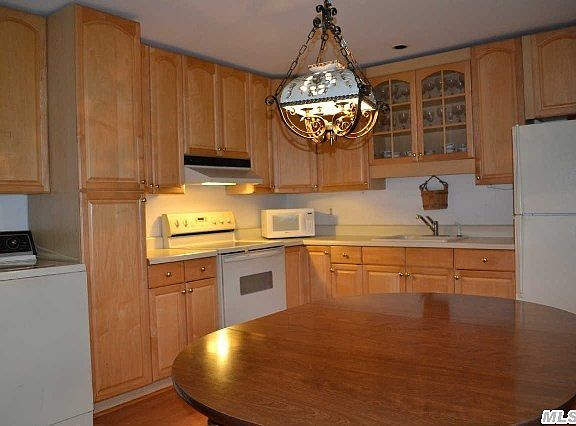 2nd image of 154 Strathmore Gate Dr
