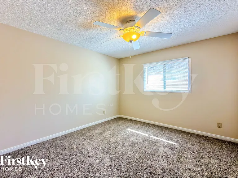 813 E Todd Dr — Photo 16