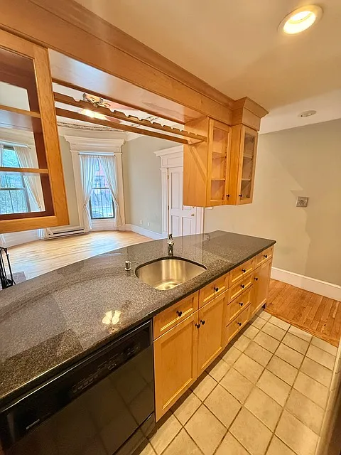 2 bed, 700 sqft, $3,700 — Photo 4