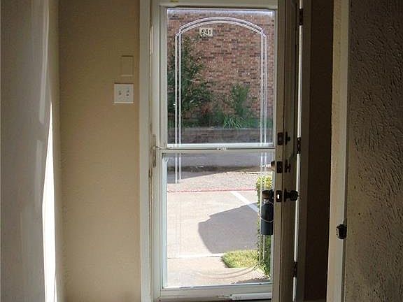 3rd image of 637 Carriagehouse Ln APT 7J