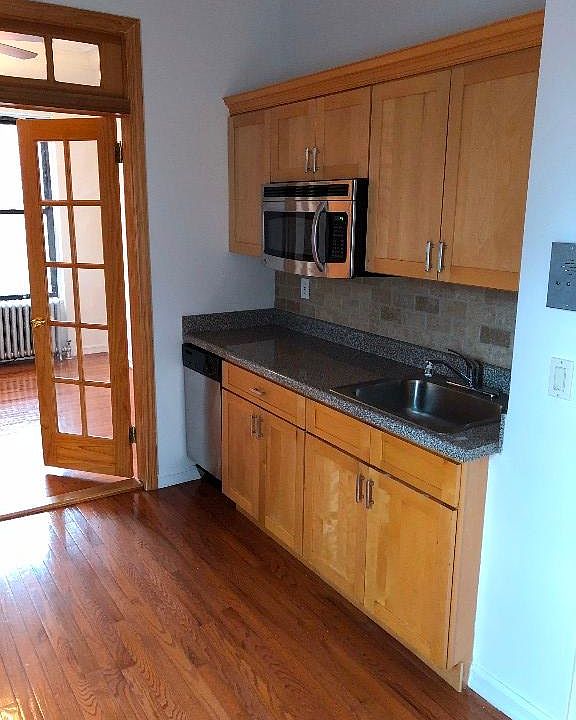 1st image of 415 W 44th St APT 19