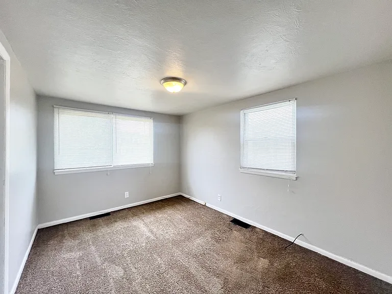 811 E Lake Ave — Photo 18