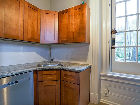 New Kitchen w/ granite countertops