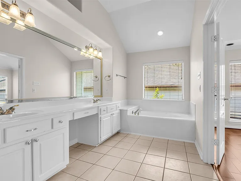 2123 Stacy Knl — Photo 19
