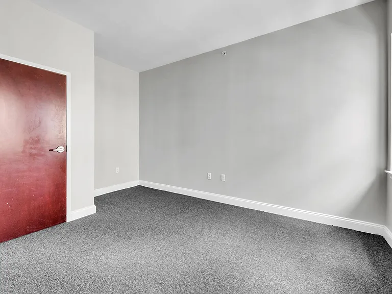Farmington Avenue Apartments — Photo 16