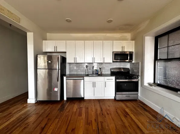 487 Garfield Avenue image 1 of 6
