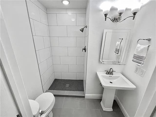 1136 Touro St — Photo 23