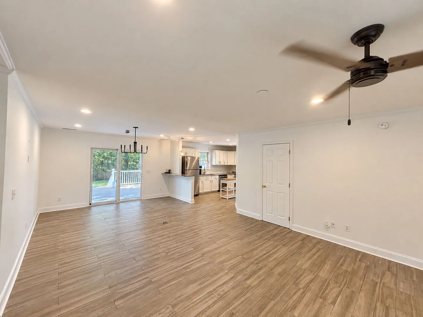 3 bed, 2.0 bath, 1250 sqft, $3,295 — Photo 3