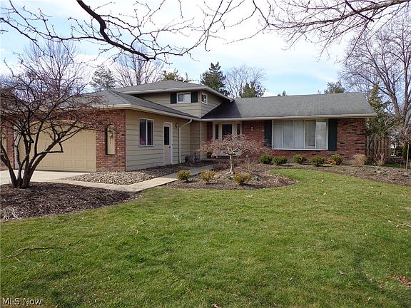 2nd image of 15968 Wedgewood Ln