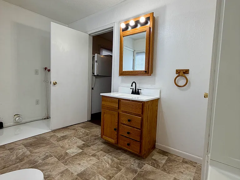 520 Knowles Ln — Photo 5