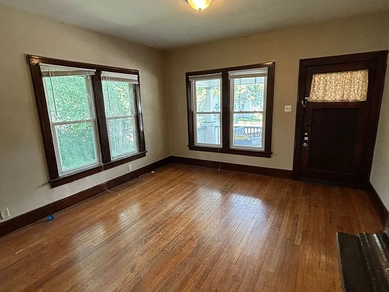 709 E Main St — Photo 10