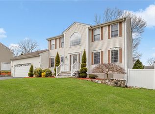 12 Gilcrest Dr, West Warwick, RI 02893