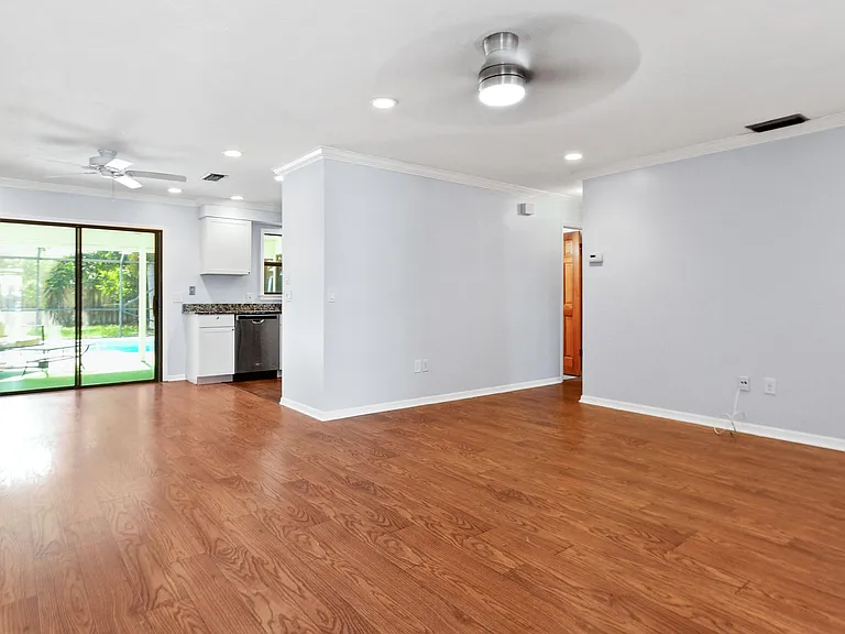 2374 SE Marseille St — Photo 4