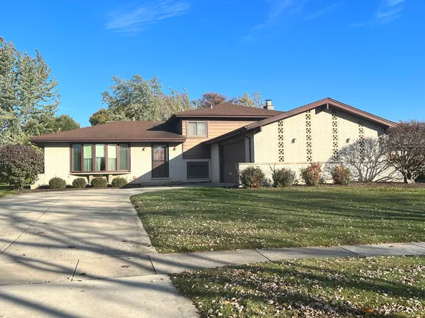 7631 Appletree Ln, Willowbrook, IL 60527