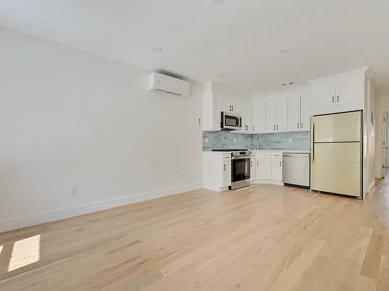 1107 Jefferson Ave #1 — Photo 2