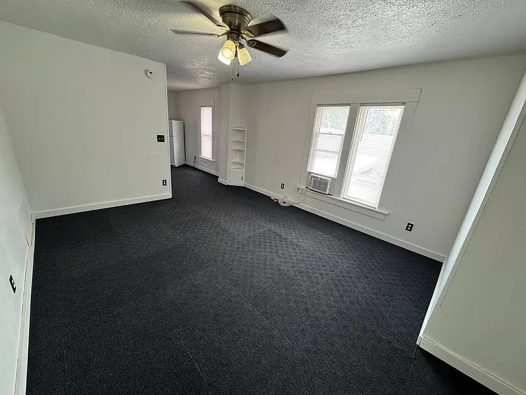 211 E 7th St #4 — Photo 3