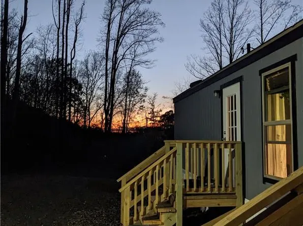 2828 E Pine St, Mount Airy, NC 27030