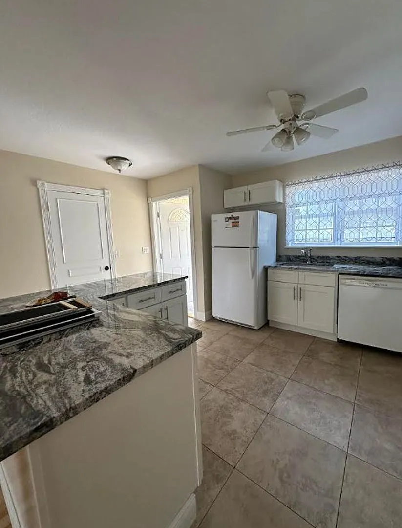 Building Photo - 1662 SE Collette Ct