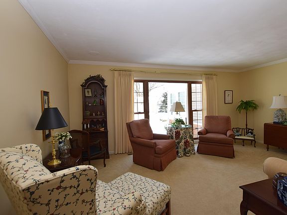 4th image of 721 E Lawn Ave