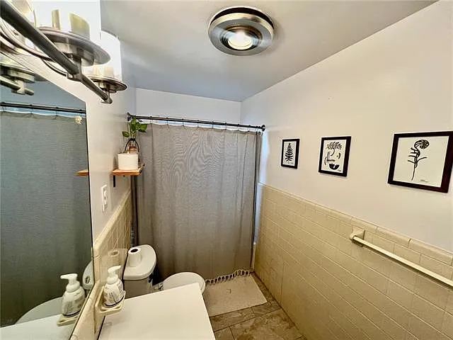 6908 Christine St — Photo 2