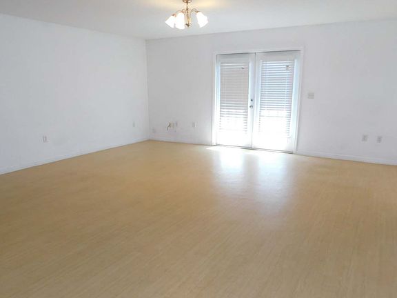 2nd image of 198 SW Cannon Creek Dr #102