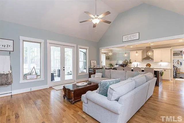 4 bed, 3.5 bath, 3009 sqft, $2,900 — Photo 2