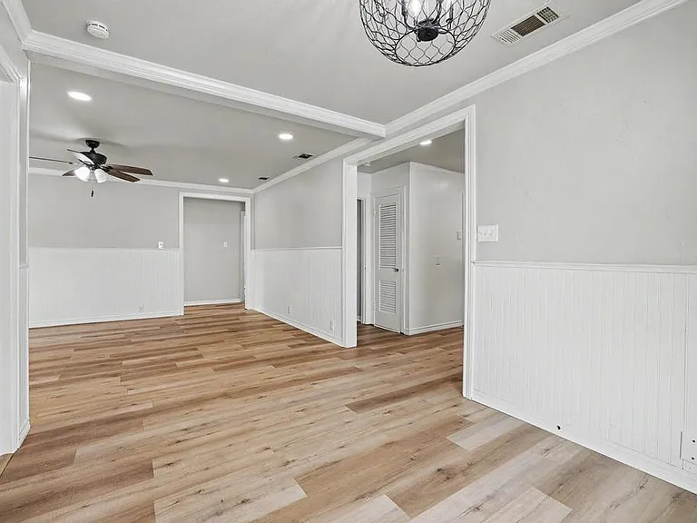 1112 N Lockhart St — Photo 15