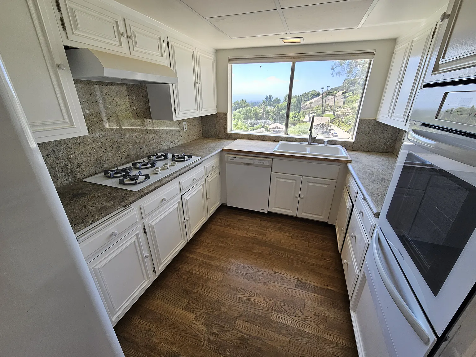 3 bed, 2.5 bath, 2516 sqft, $4,000 — Photo 4