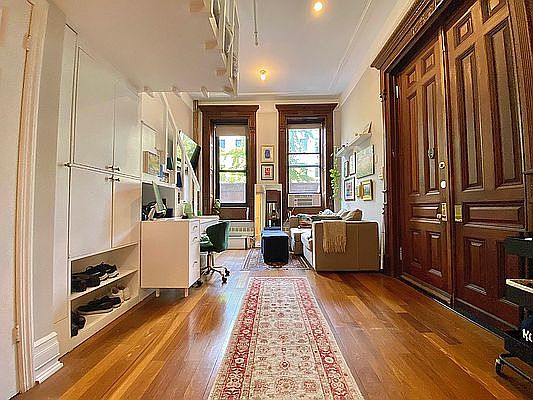 3rd image of 71 W 71st St