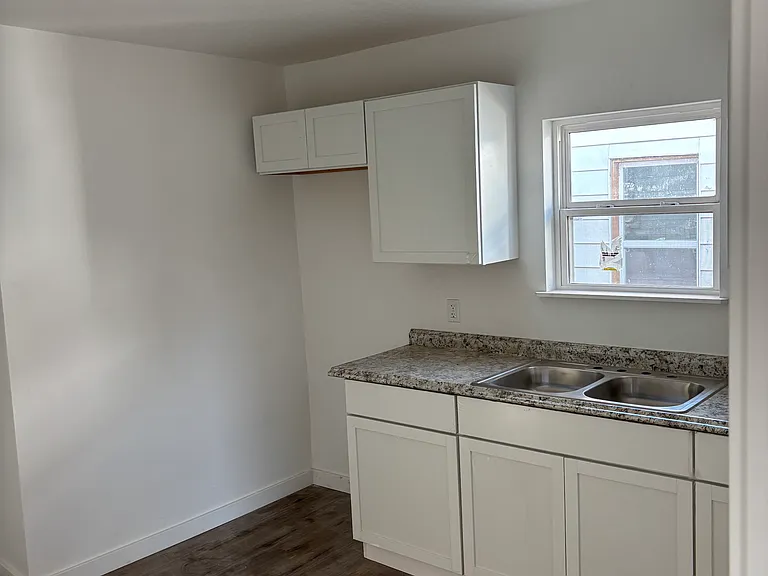 214 E Ave E — Photo 5