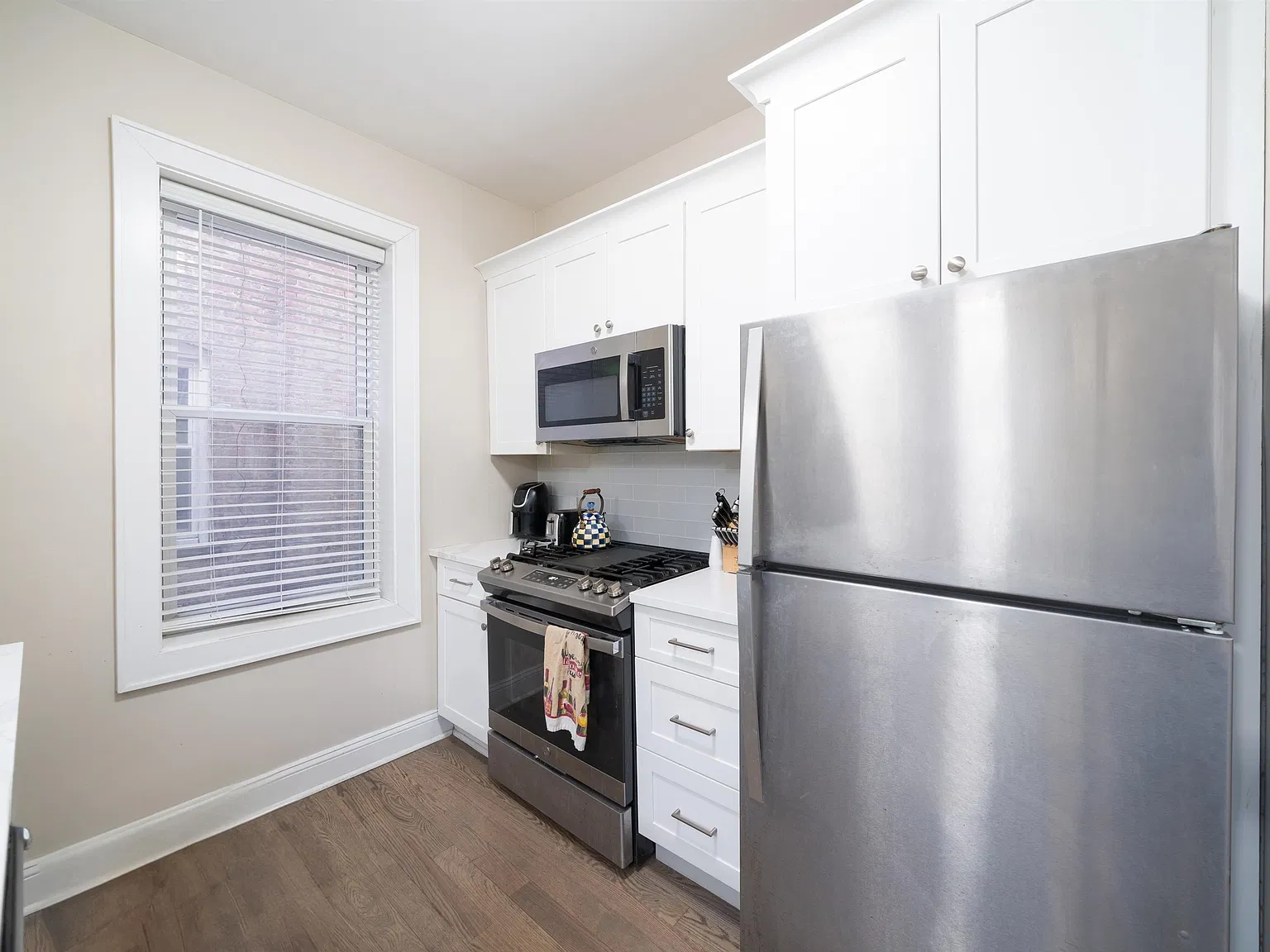 2 bed, 1.0 bath, $2,700 — Photo 4