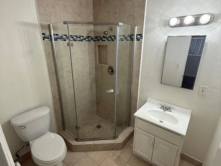 Royal Wyandotte Apartments — Photo 7