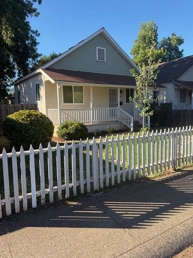 2 Bedroom 1.5 Bathroom Old Folsom Charmer — Photo 1