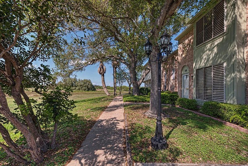 1st image of 61 Townhouse Ln #61