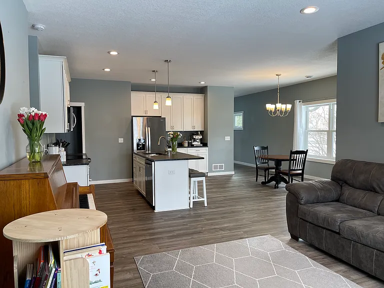 519 E Broadway St — Photo 6
