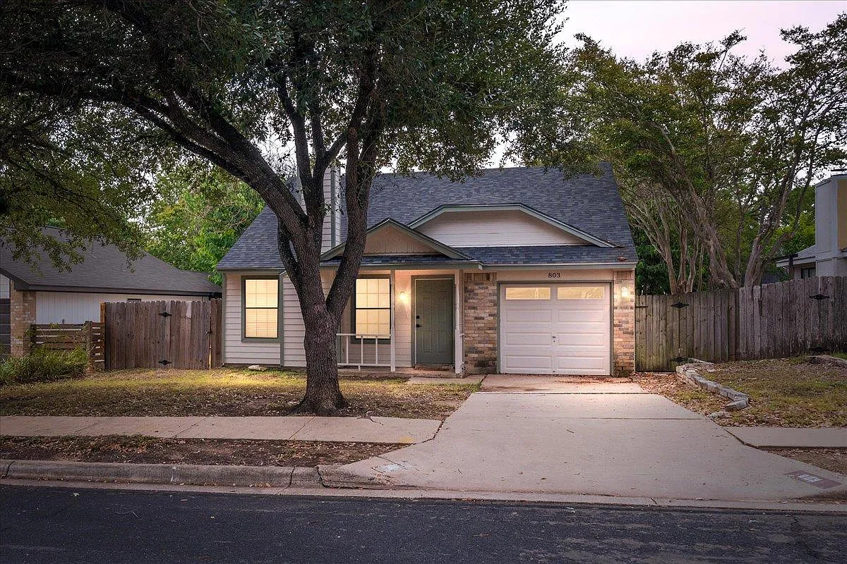 3 bed, 2.0 bath, 1300 sqft, $2,400 — Photo 2