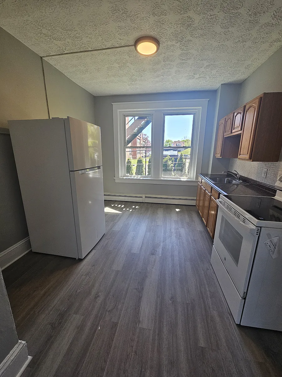 Building Photo - 70 Walnut St #1E