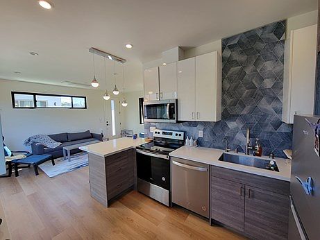 1st image of 425 Fenley Ave #2