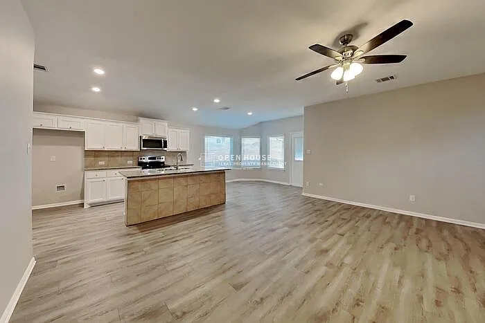 4 bed, 2.0 bath, 1792 sqft, $2,290 — Photo 3